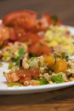 Omletin üstüne doğranmış kırmızı domates ekliyorum.