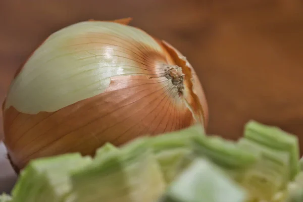 Col picada con cebolla cruda entera sobre mesa de madera — Foto de Stock