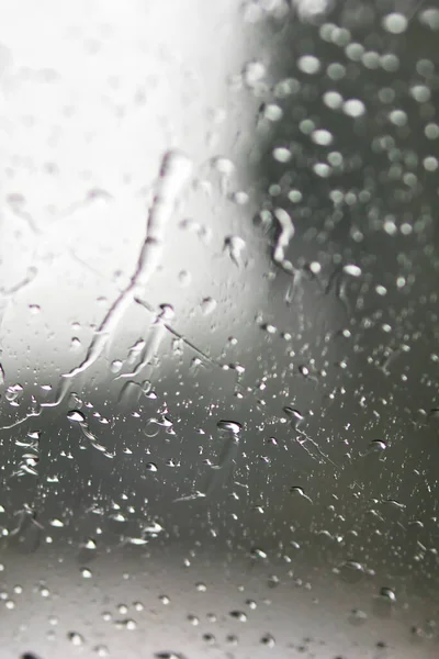 Gotas de agua que fluyen por la ventana bajo la lluvia —  Fotos de Stock