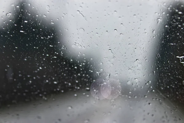 Venkovská dálnice přes pruhované okno v deštivém dni — Stock fotografie