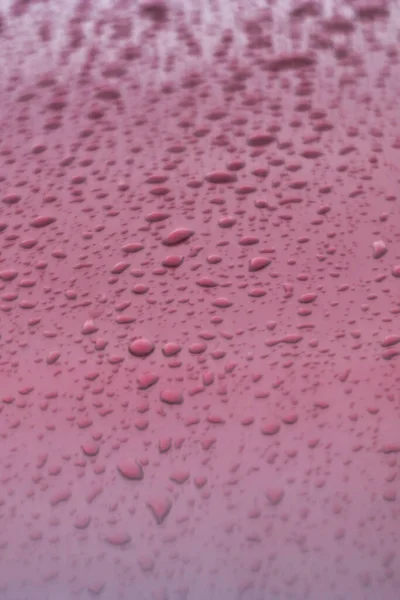 Metal rojo abstracto con gotas de lluvia y agua —  Fotos de Stock