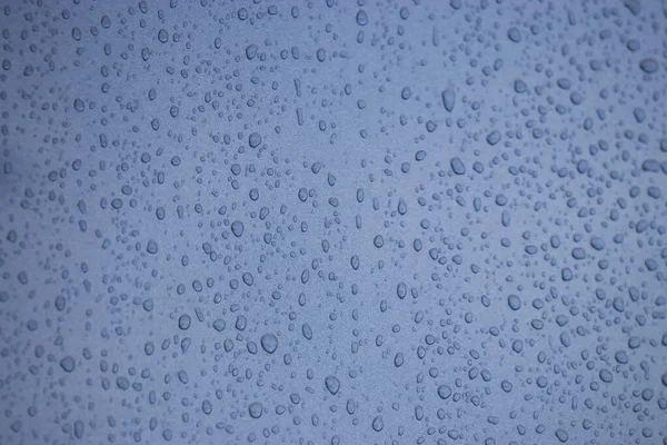 Cielo abstracto azul y gotas de lluvia en la ventana de vidrio —  Fotos de Stock
