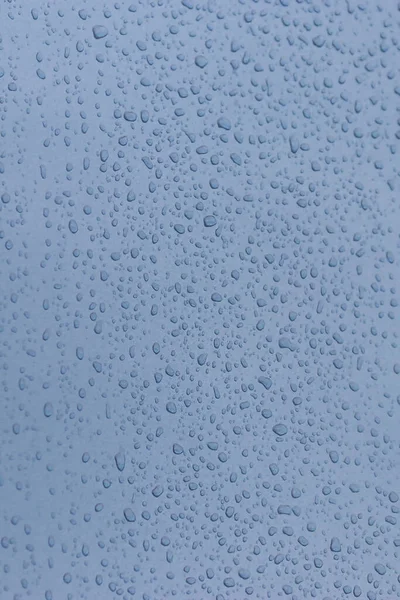 Tormentoso cielo primaveral visto a través de una ventana cubierta de gotas —  Fotos de Stock