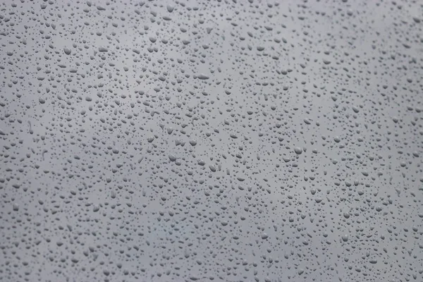 Tormenta caída cielo visto a través de la ventana cubierta de gotas —  Fotos de Stock