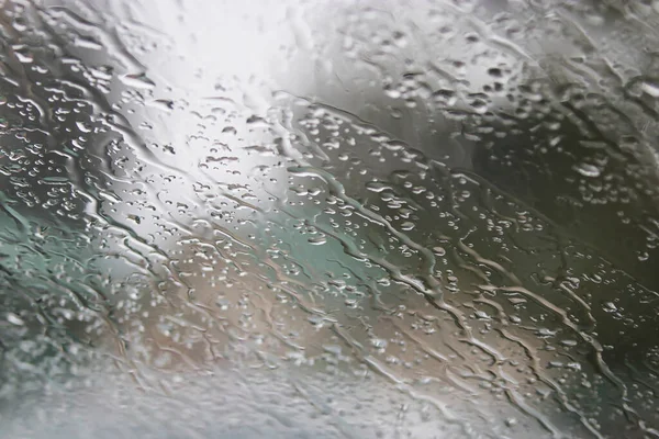 Voda stříkla na čelní sklo auta v bouřlivém počasí — Stock fotografie