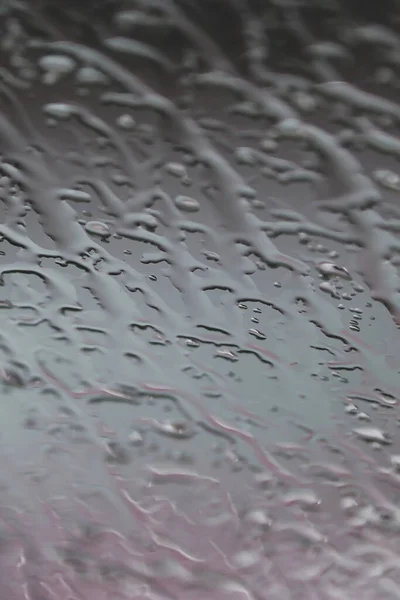 Agua salpicada en el parabrisas del coche en tiempo tormentoso —  Fotos de Stock