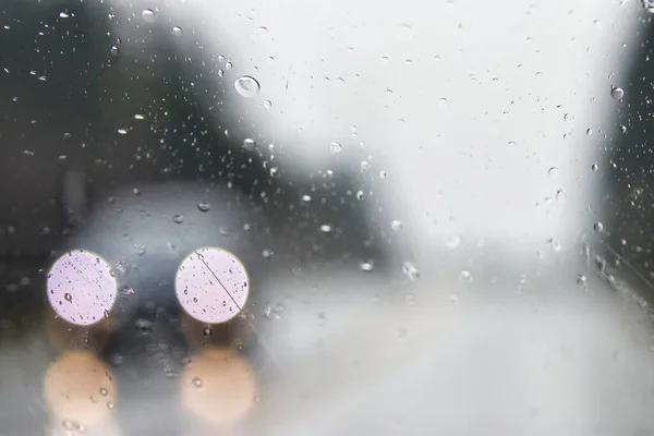 Verschwommene regennasse Autobahn im Bundesstaat Washington mit Scheinwerfern Stockbild