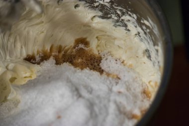 Bir kâse içinde çeşitli malzemelerin karışımı.