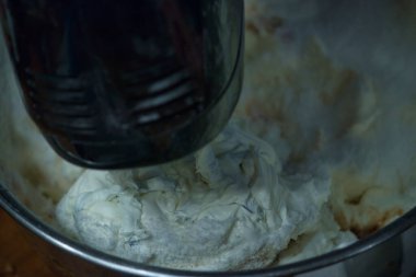 Bir elektrikli mikser, bir kase hindibayı hamura çeviriyor.