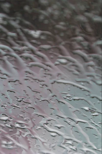 Kalný šedý den vidět oknem auta s vodou stříkající — Stock fotografie