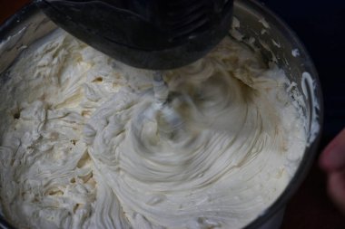 Bir elektrikli mikser, bir kase hindibayı hamura çeviriyor.