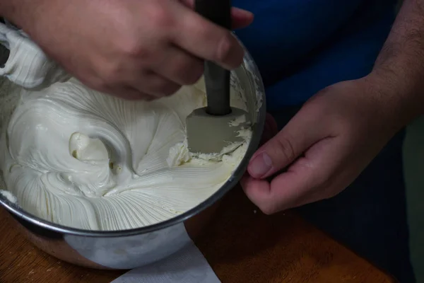 Donna con una spatola per piegare insieme una pastella — Foto Stock