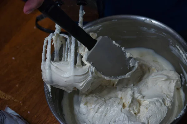 Vrouw met behulp van een spatel samen te vouwen een beslag — Stockfoto