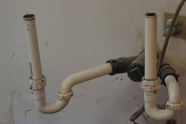 Mutfak lavabosu için beyaz pvc boru açıkta