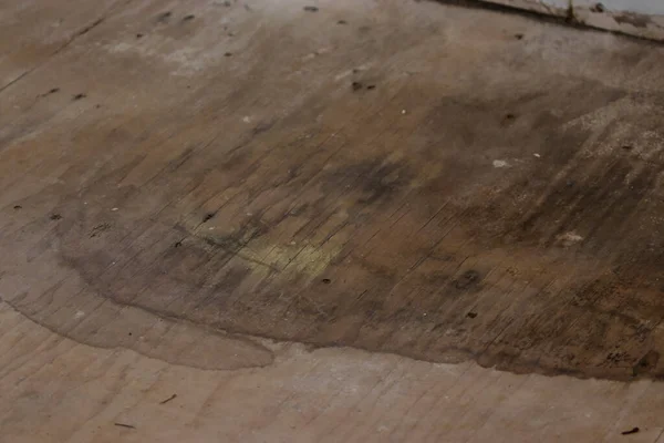 Παλιό υπόγειο δάπεδο με σκουρόχρωμους λεκέδες από νερό — Φωτογραφία Αρχείου