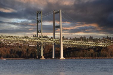 Tacoma Narrows kara fırtına bulutlarının altında köprü.