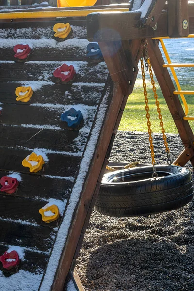 Aire de jeux avec pneu swink dans la neige et le temps d'hiver — Photo