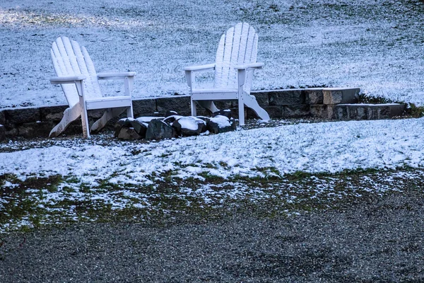 Muebles de patio cubiertos de una capa ligera de nieve — Foto de Stock