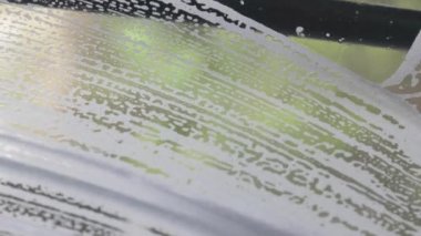 Araba yıkamada ön cama köpük saçan fırça.