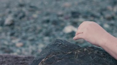 Kadınlar ellerini taşın üzerine uzatır.