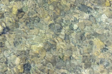 Kayalar su yüzeyinin altında bozulmuş.