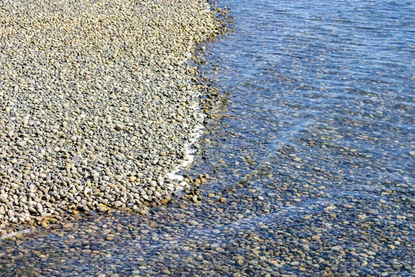 Skały pod płytką wodą na plaży — Zdjęcie stockowe