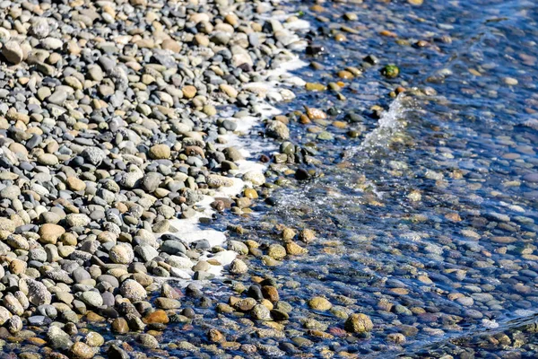 Rochers sous les eaux peu profondes sur une plage — Photo