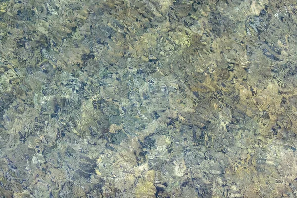 Βράχοι παραμορφωμένοι κάτω από την επιφάνεια του νερού — Φωτογραφία Αρχείου