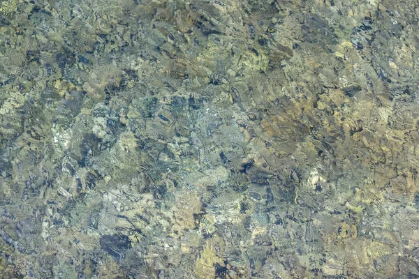 Stenen vervormd onder het wateroppervlak — Stockfoto