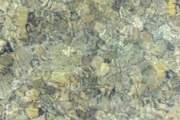 Скелі, спотворені під поверхнею води — стокове фото
