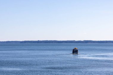 Uzaktaki tekne ufka doğru hızla ilerliyor.