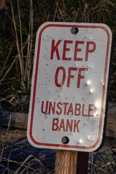 Keep off unstable bank warning sign is red and white — Stock Photo, Image