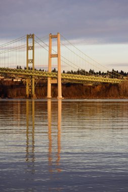 Tacoma bulutların altındaki sakin suyu daraltıyor