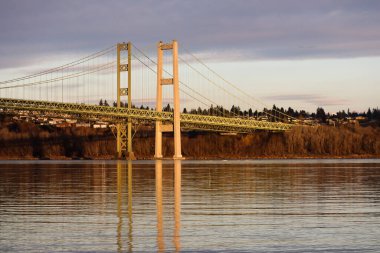 Günbatımında bulutların altında Tacoma Narrows Köprüsü