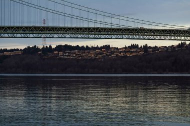 dramatik mavi su, gökyüzü ve Tacoma 'nın etrafındaki bulutlar