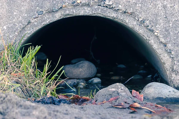 Veiw de l'ouverture sombre profonde d'une sortie de drainage pluvial — Photo