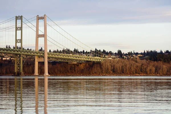 A ponte Tacoma Narrows sobre a água reflexiva calma — Fotografia de Stock