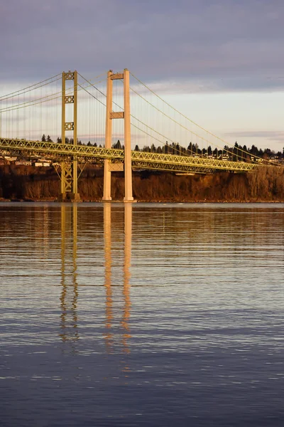 Tacoma Narrows odzwierciedlony w puget dźwięku o zachodzie słońca — Zdjęcie stockowe