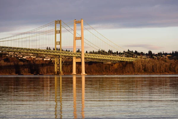 Tacoma Narrows Bridge em luz do pôr do sol sob nuvens — Fotografia de Stock