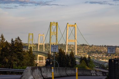 Tacoma asma köprüyü altın saatte daraltıyor.