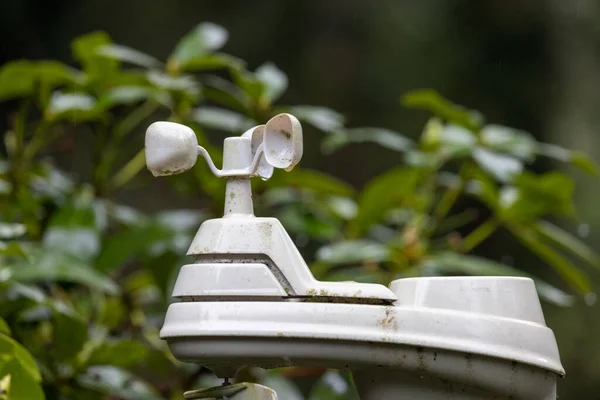 Une petite girouette moderne dans un jardin — Photo