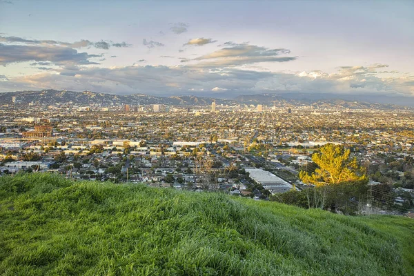 Early morning veiw of a city skyline from high up on an overlook — Stock Photo, Image