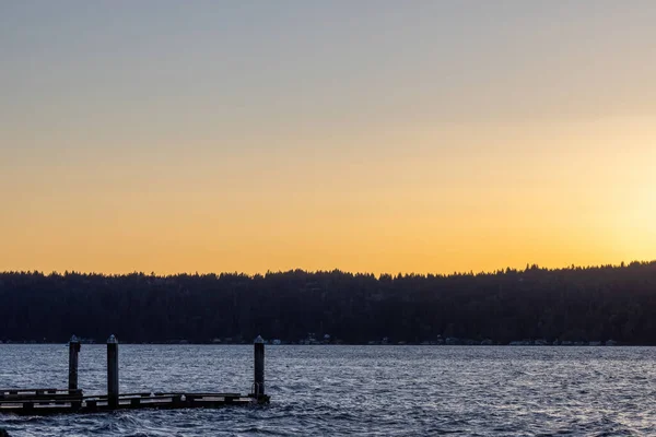 Atardecer tardío sobre muelle y capucha canal — Foto de Stock