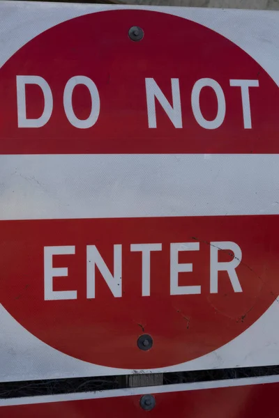 Неправильний спосіб не вводити знак на стороні дороги — стокове фото