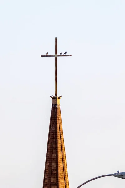 Cruz en la parte superior del techo alto de la iglesia — Foto de Stock