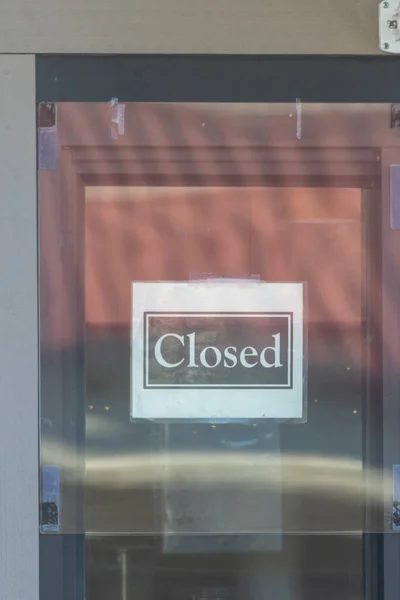 Closed sign on local business due to covid — Stock Photo, Image