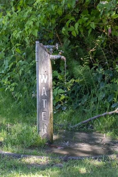 Robinet d'eau potable sur le sentier de randonnée dans le parc — Photo