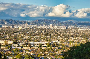 Gözden kaçan bir şehrin silueti tepeden tırnağa