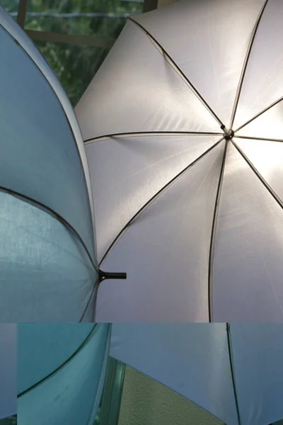 Simples paraguas blancos montados en soportes de luz —  Fotos de Stock