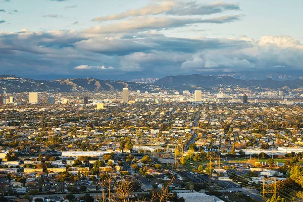 Frühmorgendlicher Blick auf die Skyline der Stadt von hoch oben auf einen Aussichtspunkt — Stockfoto